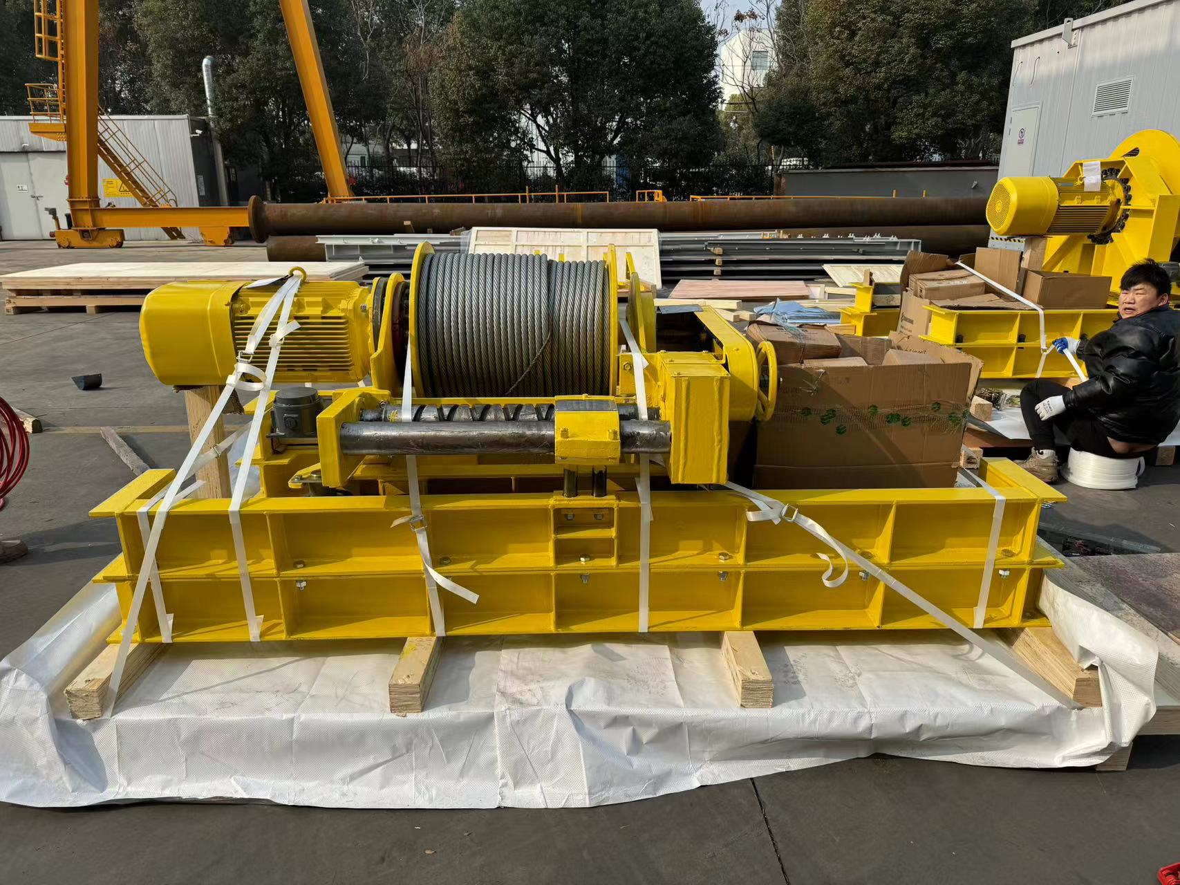 無(wú)錫客戶需要設(shè)備打包找澎湃包裝廠